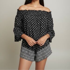 Darah Dahl Off Shoulder Black and White Shorts Romper. Women’s Medium